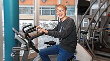 Für dieses Bild und auch sonst sehr oft im Rehaalltag setzt sich Linus Mutter im Trainingsraum der Nachsorgeklinik Tannheim auf einen ...