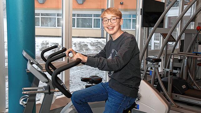 Für dieses Bild und auch sonst sehr oft im Rehaalltag setzt sich Linus Mutter im Trainingsraum der Nachsorgeklinik Tannheim auf einen ...