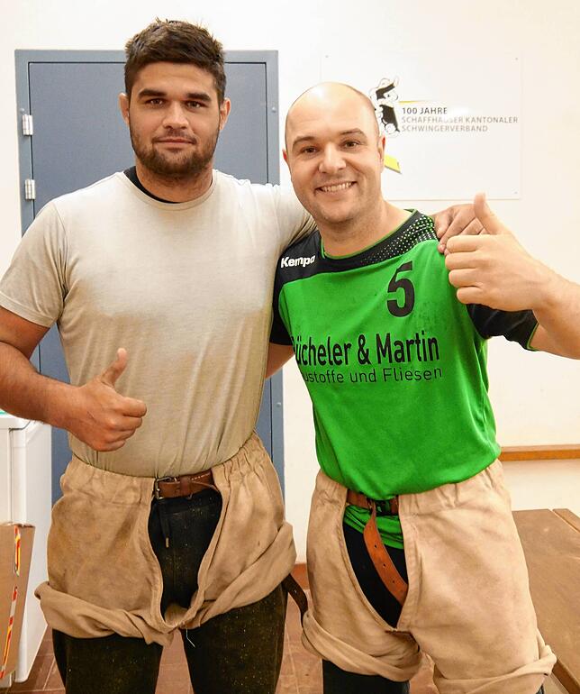 Daumen hoch, vor dem Trainingskampf: Jeremy Vollenweider (links) und SÜDKURIER-Redakteur Matthias Güntert in voller Schwingermontur. Die ...