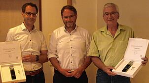 Daniel Bücheler (links) wird für 20 Jahre als Gemeinderat, Willi Büchele (rechts) für 30 Jahre als Gemeinderat von Bürgermeister Stephan ...