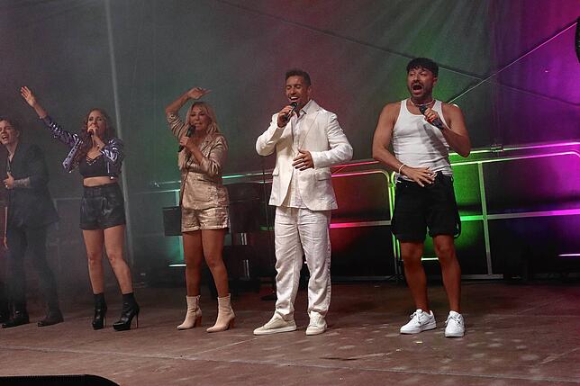 Bild 1: Anita Hofmann und viele andere Schlagerstars: Bilder vom Abschluss des Sound Beach Festivals in Überlingen