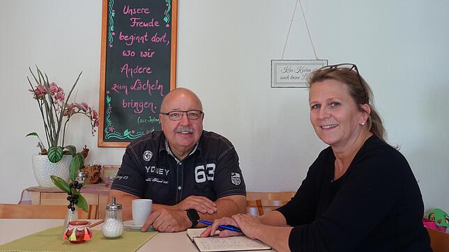 Im Wohnzimmer des Mehrgenerationenhauses unterhalten sich Marco Fandel und SÜDKURIER-Mitarbeiterin Gabriele Münzer über ehrenamtliches ...