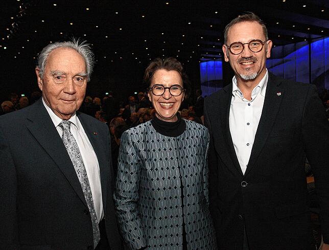 Andreas Osner (rechts) zusammen mit Gerd Springe und Claudia Kessler, Vorstandsvorsitzender und Geschäftsführerin von Singen aktiv ...