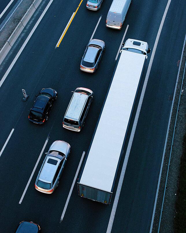 Gerade Linien prägen das Bild auf der Autobahn, wie hier auf der A3.