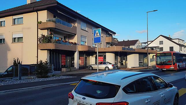 Auf dem Platz vor diesem Haus wurde der 52-jährige Schweizer niedergeschossen. Am Abend ist nichts mehr davon zu sehen, welche Tragödie ...