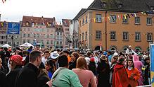 (Archivbild von 2024) Die Jugendparty auf dem Stephansplatz am Schmotzigen Dunschtig vor einem Jahr: In der Nacht wurde ein 18-Jähriger ...