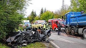 Der Fahrer dieses Autos erlitt bei dem Unfall gestern Mittag schwere Verletzungen.