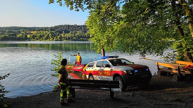 Mit Booten sucht die DLRG am Mindelsee einen verschwundenen Schwimmer.