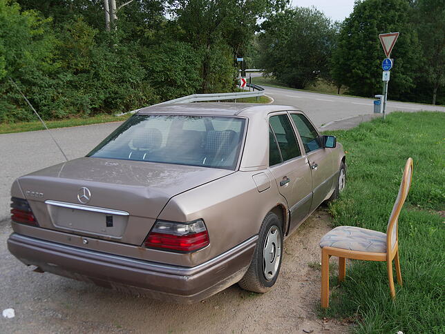 Der abgemeldete Mercedes stand von Anfang Juli bis Ende August im Bereich der Wallbacher Zufahrt auf die Bundesstraße 34.