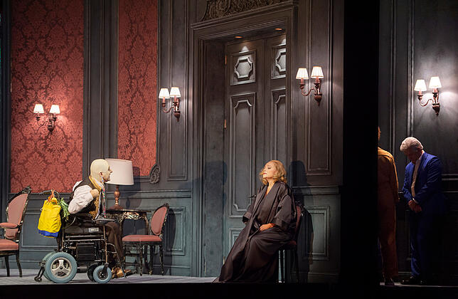 Der alte Hauk-Schendorf (Guy de Mey) glaubt, in Emilia Marty (Evelyn Herlitzius) eine Sängerin zu erkennen, mit der er vor langer Zeit ...