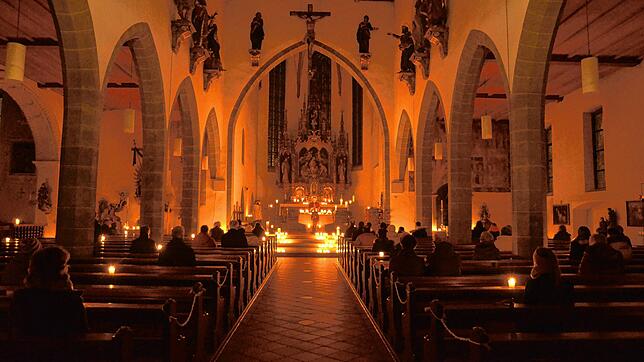 St. Nikolaus im besonderen Glanz der Rorate-Messe.