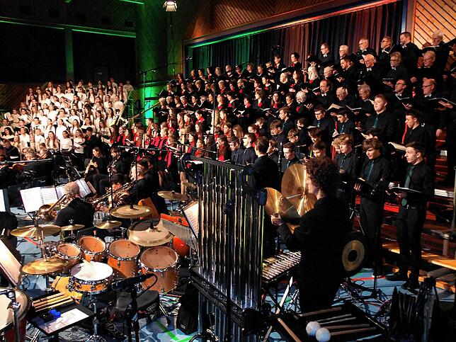An zwei Weihnachtskonzerten in der Höri-Halle begeisterten 250 Mitwirkende vom Vokalensemble Gaienhofen, von den Kantoreien der ...