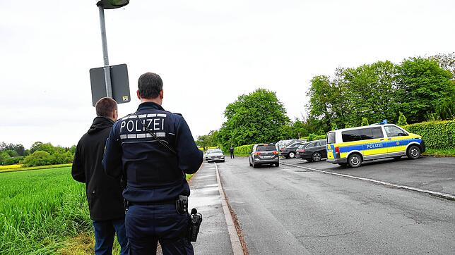 Bei der Suche nach dem mutmaßlichen Täter nutzten die Polizisten auch einen Hubschrauber und eine Drohne.