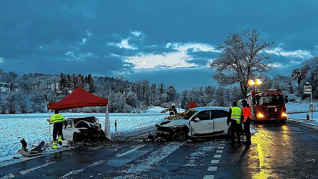 Ein schrecklicher Unfall hat sich im Surbtal (Schweiz) ereignet. Ein Autofahrer ist gestorben.