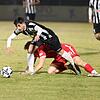 Der FC 08 Villingen (links Samet Yilmaz) ist im SBFV-Pokal gegen den Bahlinger SC ausgeschieden.