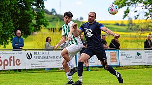 Bezirksliga-Absteiger DJK Villingen um Eneas Hermannstädter (links), hier in der vergangenen Spielzeit im Duell mit Dominik Zeller von ...