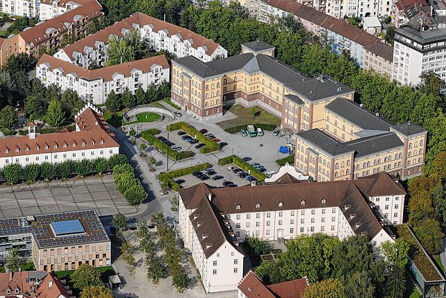 Das ehemalige Kloster Peterhausen, heute das Polizeipräsidium. Hortense wollte das damals als Schloss genutzte Anwesen kaufen. Der ...