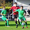 Der FC Überlingen (hinten Patrick Sandhas) steht zwar mit Rang acht auf einem soliden Mittelfeldplatz. Allzu sorglos dürfen die ...