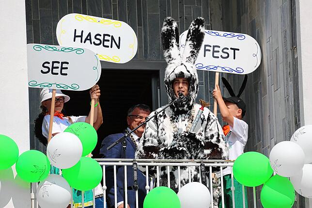 Die Hoffnung ist groß, dass der Seehas 2022 endlich wieder aus seinem Tiefseemohrenfeld steigt und die Kinder auf dem Adenauerplatz mit ...