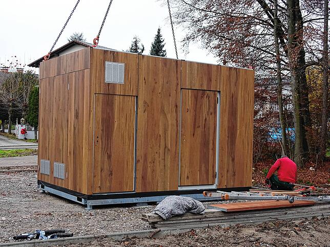 Das erste Bauteil steht bereits, muss millimetergenau angepasst werden.