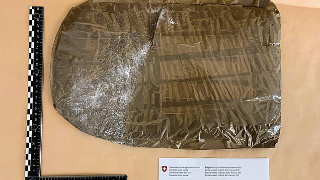 Mitarbeiter des Schweizer Bundesamts für Zoll und Grenzsicherheit haben in Basel ein Paket mit Kokain sichergestellt.
