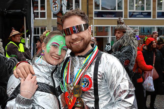 Bild 18: Schmotziger Dunschtig 2024: Mäschgerle aller Generationen feiern auf der Marktstätte