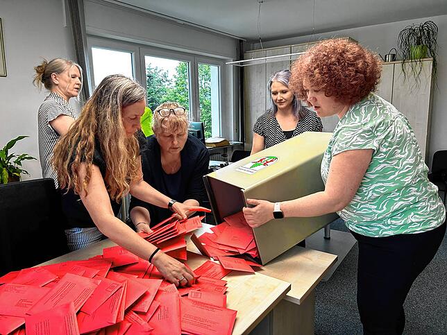 Im Herrischrieder Rathaus werden die Briefwahlscheine der Europa- und Kommunalwahl ausgezählt. Im Bild von links: die Wahlhelfer Tanja ...