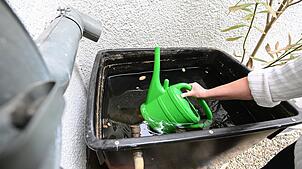 Die Polizei ermittelt gegen eine Frau, die Regenwasser vom Nachbarn gestohlen hat. (Archivbild)