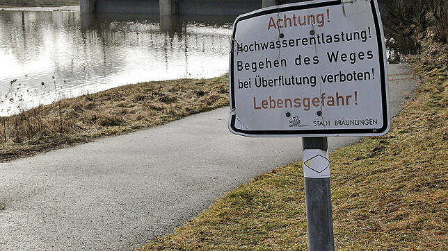 Überflutete Straßen, Geröllmassen, die sich von den Hängen lösen: Überschwemmungen und Erdrutsche haben die Rettungskräfte im ...