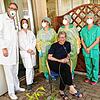 Patient Helmut Keller (vorne) benötigt zwar im Rahmen der medizinischen Behandlung noch Sauerstoff, aber es geht ihm wieder deutlich ...