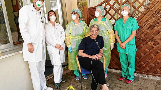 Patient Helmut Keller (vorne) benötigt zwar im Rahmen der medizinischen Behandlung noch Sauerstoff, aber es geht ihm wieder deutlich ...