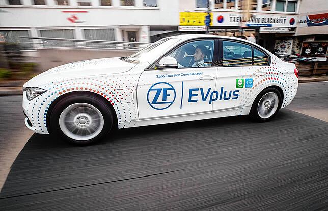 Hybrid-Testautor von ZF auf BMW-Basis: Noch 15 Jahre, schätzt man bei ZF, seien Hybride für die deutschen Hersteller wichtige Produkte ...