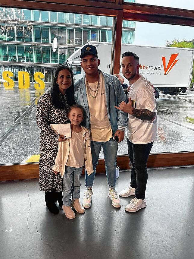 Bereits im Casting überzeugte Sascha Wilhelm (rechts) die DSDS-Jury um Pietro Lombardi (Mitte). Im Bild auch seine Frau Nicole und seine ...
