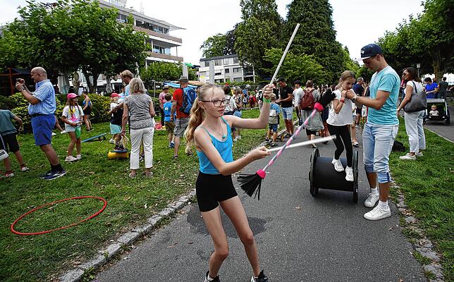 Die elfjährige Danielle übt sich als Artistin in der Seestraße.
