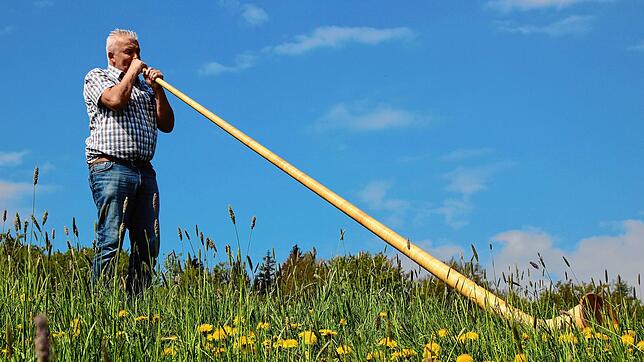 Karl-Josef Hübschle entdeckt das Musizieren in der freien Natur in Corona-Zeiten für sich neu.
