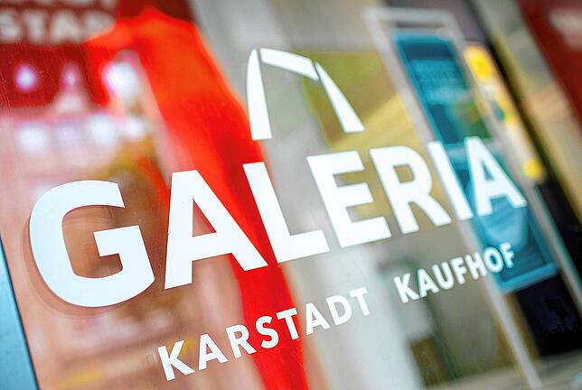 Das Logo von Galeria Karstadt Kaufhof klebt am Schaufenster einer Filiale der Warenhauskette. Mit dreistelligen Millionebeträgen wurde ...