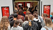 Szenen wie diese gab es am Bodensee laut Jürgen Löffler häufig während der vergangenen drei Monate. Übervolle Ersatzzüge und Fahrgäste, ...