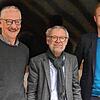 Bürgermeister Stephan Frickinger (rechts) und der stellvertretende Ortsvorsteher Rainer Liehner verabschieden den langjährigen ...