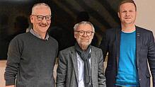 Bürgermeister Stephan Frickinger (rechts) und der stellvertretende Ortsvorsteher Rainer Liehner verabschieden den langjährigen ...