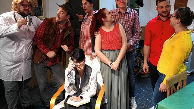 Dieses Ensemble spielt &bdquo;Wo gehobelt wird, da fallen Späne&ldquo; (von links): Michael Konz, Julian Wiedenbach, Birgit Dietrich, ...