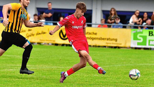 Matchwinner: Tim Granacher (rechts im Archivbild) sorgte nach seiner Einwechslung in der zweiten Spielhälfte mit zwei eigenen Treffern ...
