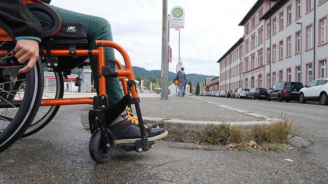 Der Busbahnhof ist für Rollstuhlfahrer ein kleiner Albtraum.