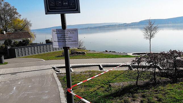 Keine Möglichkeit zum Spielen: Die Stadt Radolfzell hat den Wasserspielplatz am See mit Flatterband abgesperrt. Sonst tummeln sich an ...
