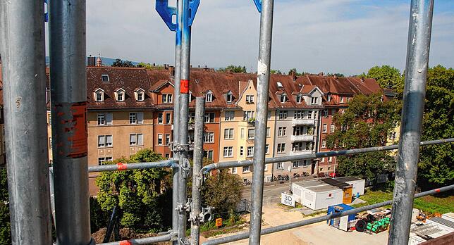 Der Blick von der Baustelle auf die Häuser in der Glärnischstraße. Nicht wenige Anwohner und der Verein Bürgerpark Büdingen begleiten ...