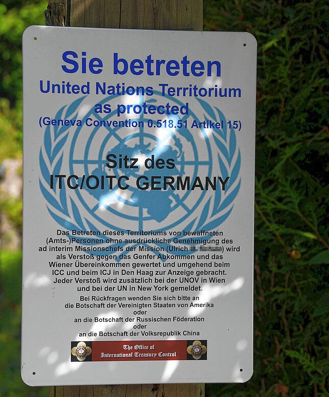 Dieses selbst gebastelte „Warnschild“ prangte im Jahr 2019 vor dem Haus eines weiteren Reichsbürgers aus dem Süden ...