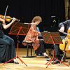 Das Dozenten-Trio im konzentrierten Spiel (von links): Anke Dill an der Violine, Carmen Piazzini am Klavier und Gustav Rivinius am ...