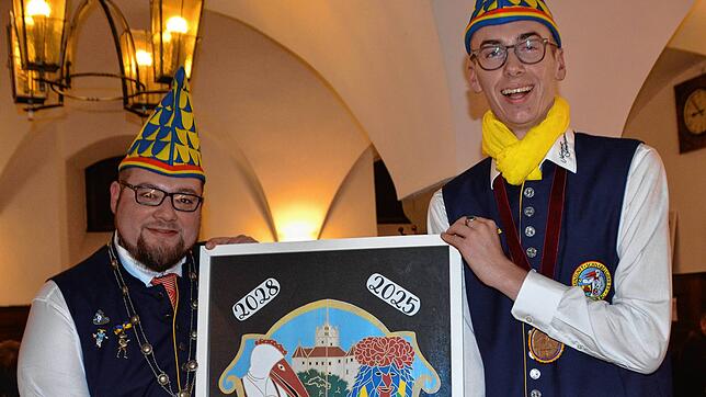 Zunftmeister Alex Wurster und Kanzleirat Niklas Bergmoser zeigten das Gesamtbild der vier einzelnen Pins, welche in den kommenden Jahren ...