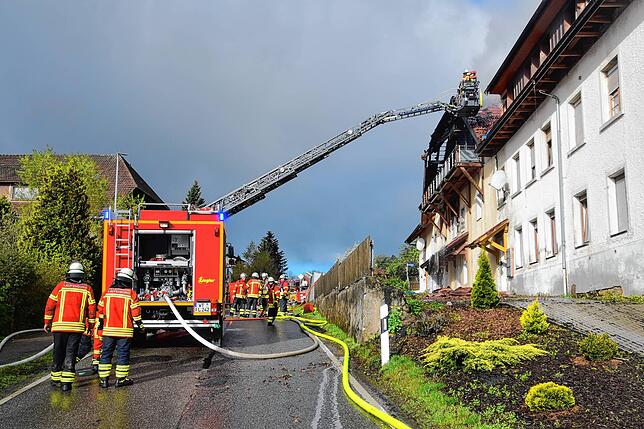 Bild 24: Feuer im Mehrfamilienhaus: Bilder vom Großeinsatz