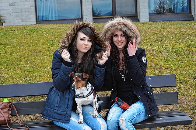 Melanie Breyer (rechts) sitzt im Jahr 2012 mit Kathrin Walter auf einer Bank. Auf dem Schoss Hündin Jacky.