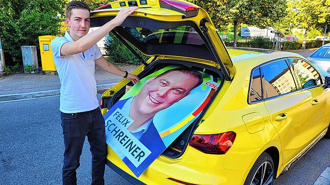 Jederzeit im Wahlkampfmodus: CDU-Mitglied Simon Herzog aus Lauchringen hat immer Wahlplakate im Auto dabei, falls er ein Beschädigtes ...